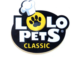 Lolo pets Lolo pets